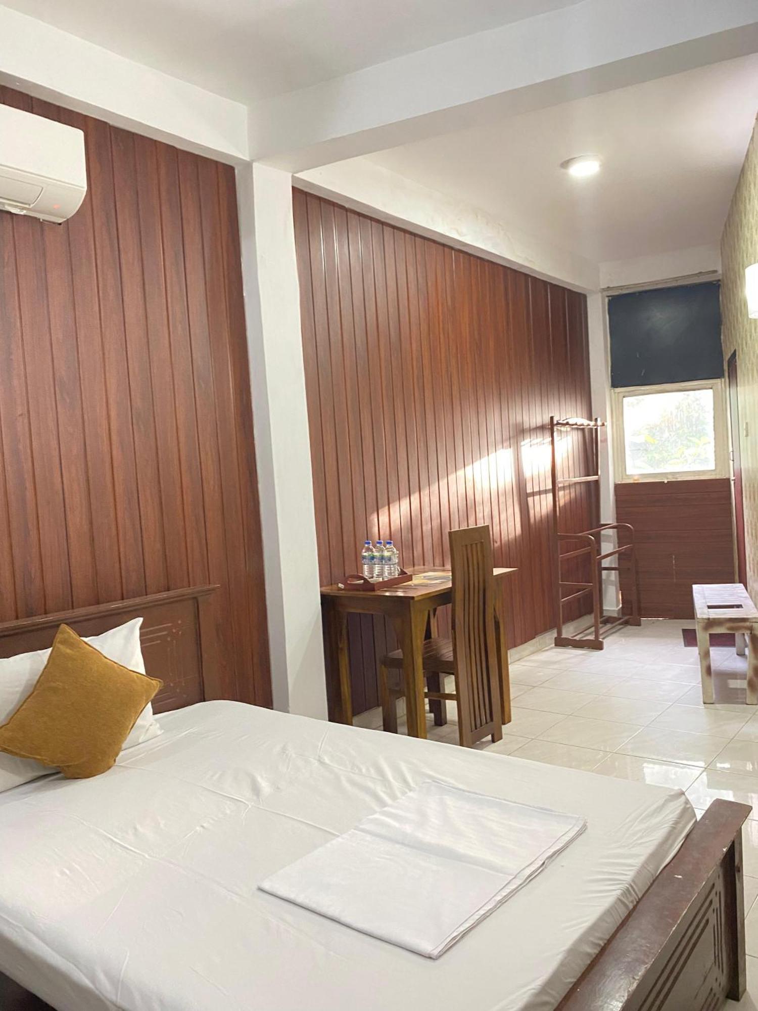 Airport City Hotel Katunayaka Exterior photo