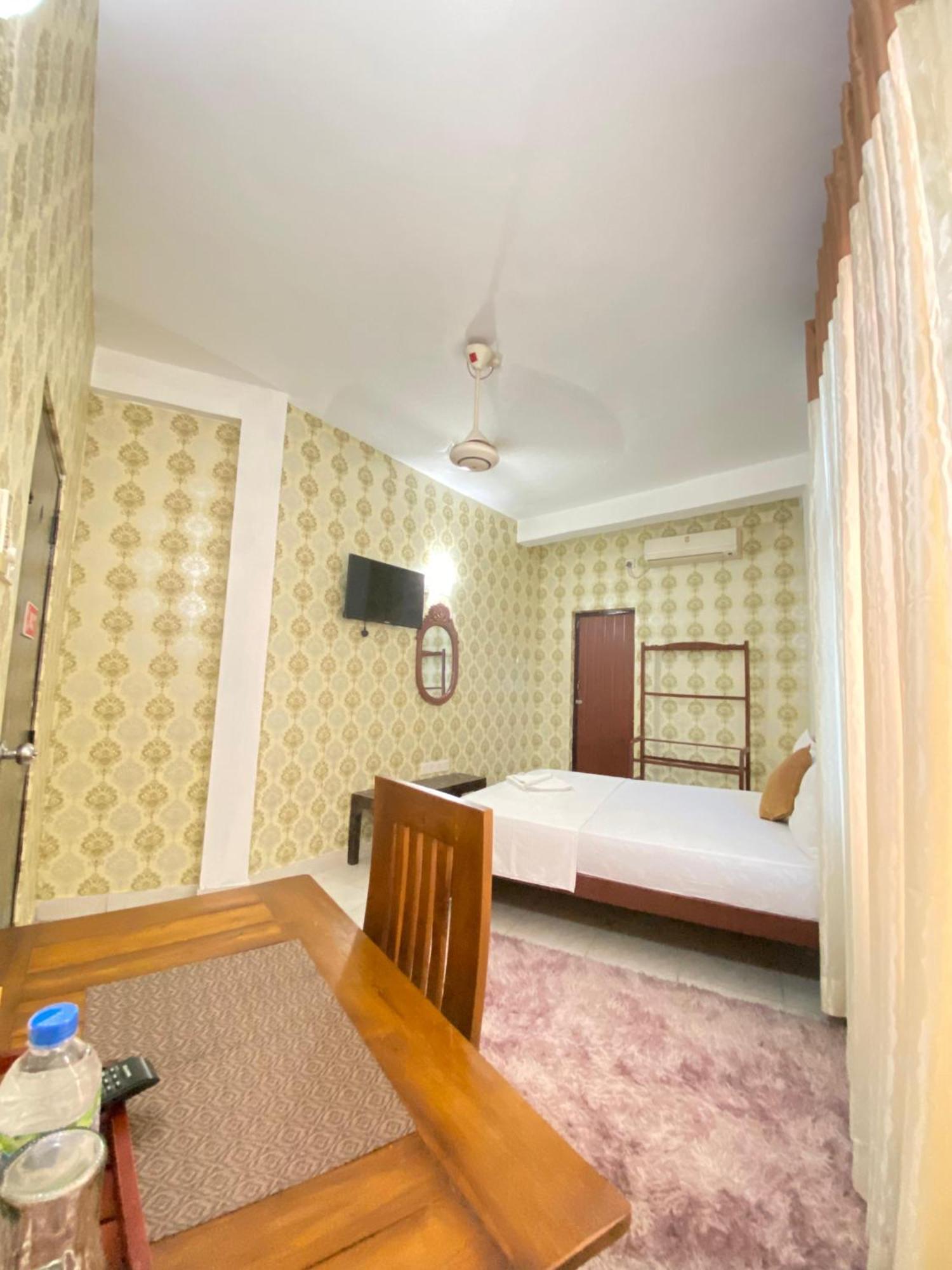 Airport City Hotel Katunayaka Exterior photo